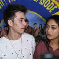 Pasangan Stefan William dan Celine Evangelista tak ingin melewatkan masa kecil buah cintanya, Lucio Otthild William yang kini berusia empat bulan. (Nurwahyunan/Bintang.com)