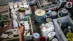 Pekerja mengecat plakat yang sedang dibuat di Industri Rumahan Pluit, Penjaringan, Jakarta Utara, Rabu (30/10/2019). Plakat yang terbuat dari bahan baku resin plastik tersebut dijual dengan harga Rp 50.000 hingga Rp 100.000. (Liputan6.com/Faizal Fanani)