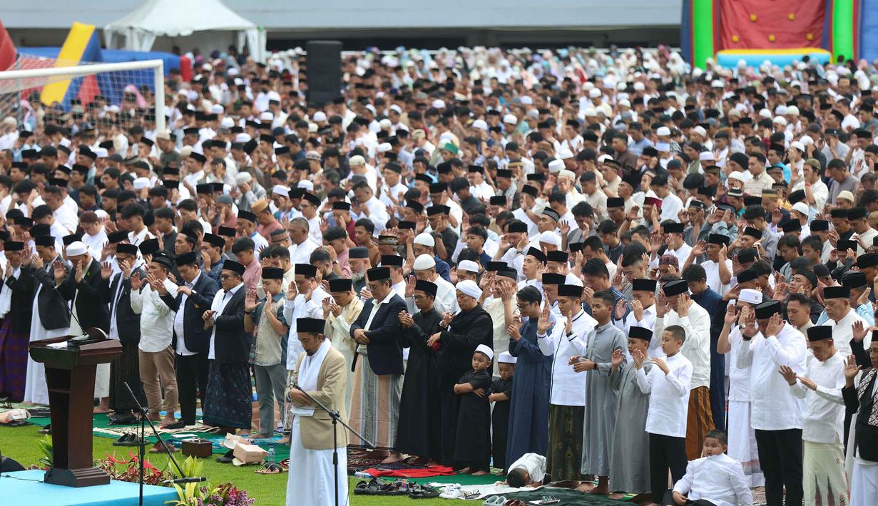 Sebagai informasi, pelaksanaan salat Idul Fitri di wilayah Kabupaten Bogor, Jawa Barat, berlangsung secara serentak. Tampak dalam foto, ribuan umat Muslim saat melaksanakan rangkaian salat Idulfitri 1447 Hijriah di Lapangan Utama Stadion Pakansari, Cibinong, Kabupaten Bogor, Jawa Barat, Sabtu (21/3/2026). (Kapanlagi.com/Budy Santoso)