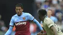 Gelandang West Ham, Pablo Fornals mengumpan bola dari kawalan bek Manchester United pada pertandingan lanjutan Liga Inggris di stadion London (22/9/2019). West Ham menang 2-0 atas Manchester United. (AP Photo/Leila Coker)