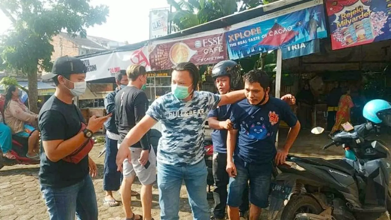 Sekuriti yang ngaku-ngaku sebagai polisi ketika ditangkap oleh personel Polda Riau.