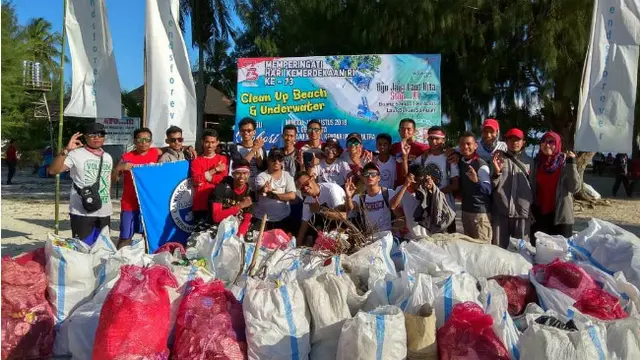 Cerita Janda Tua Jadi Anggota Geng Pemulung di Teluk Kendari