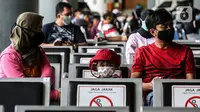 Calon penumpang  kereta menunggu untuk mengikuti rapid test antigen di Stasiun Gambir, Jakarta, Rabu (23/12/2020). Penumpang diharuskan untuk menunjukkan hasil rapid test antigen atau tes PCR yang negatif selambat-lambatnya 3 hari sebelum tanggal keberangkatan.  (Liputan6.com/Johan Tallo)
