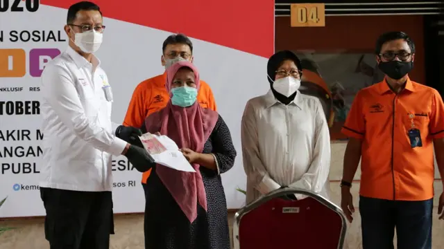 Pastikan Negara Hadir, Mensos Juliari Cek Penyaluran Bansos Tahap VII di Surabaya