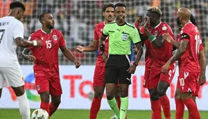 Wasit asal Somalia, Omar Abdulkadir Artan, batal memimpin pertandingan Piala Dunia 2026 karena tak mendapatkan izin masuk ke Amerika Serikat. (AFP/Issouf SANOGO)