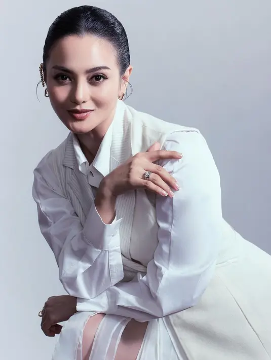 Ririn Ekawati mengklarifikasi bahwa ia tidak hamil. Unggahan sebelumnya ternyata kata pengantar menuju peluncuran parfum. Netizen komplain kena prank. (Foto: Dok. Instagram @ririnekawati)