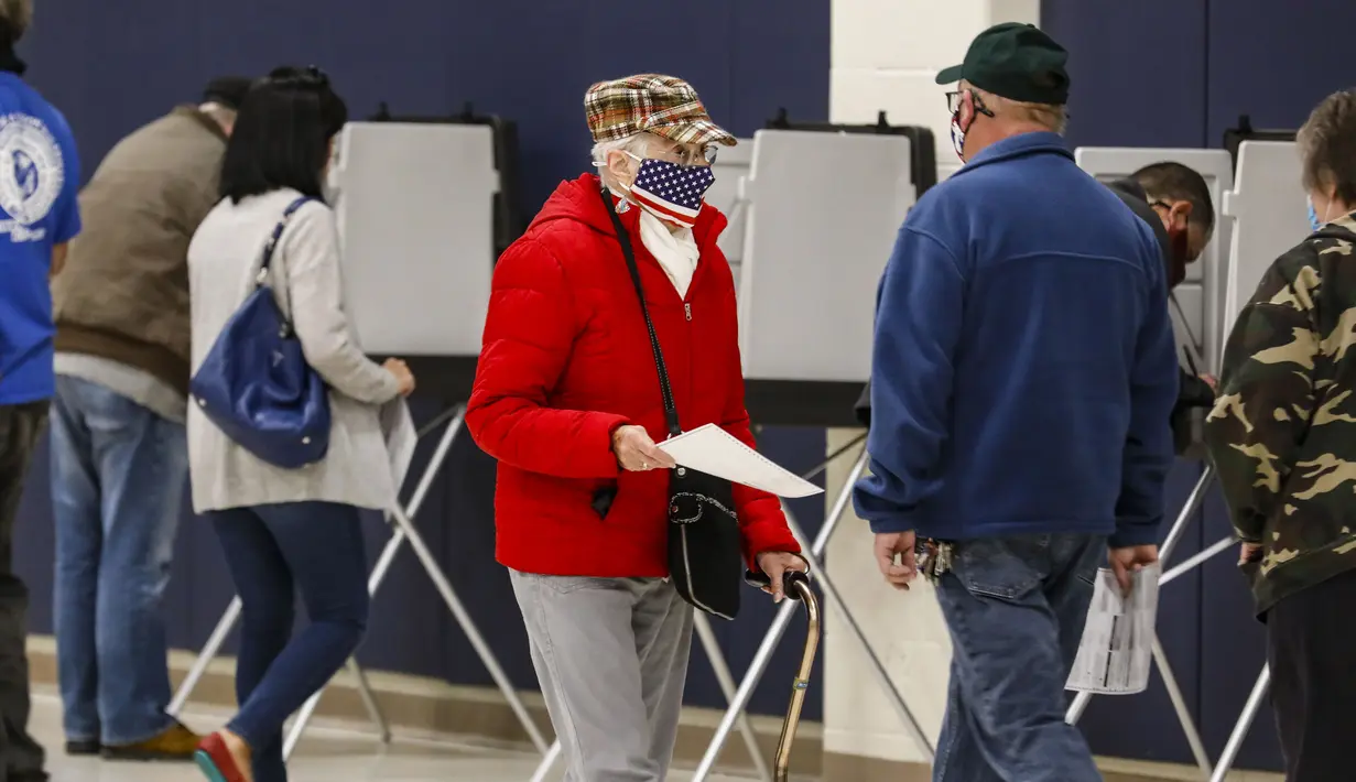 Para pemilih terlihat di tempat pemungutan suara di Kenosha, Wisconsin, Amerika Serikat (AS), 3 November 2020. Pemungutan suara pada Hari Pemilihan berlangsung di seluruh AS di tengah pandemi COVID-19 yang berkecamuk dan perpecahan politik yang semakin dalam. (Xinhua/Joel Lerner)
