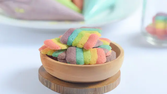 kue lidah kucing pelangi
