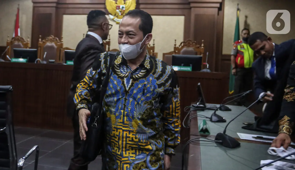 Terdakwa kasus dugaan korupsi penyediaan infrastruktur base transceiver station (BTS) 4G dan infrastruktur pendukung paket 1, 2, 3, 4 dan 5 dari BAKTI Kementerian Komunikasi dan Informatika (Kemenkominfo) tahun 2020 sampai 2022 Yohan Suryanto meninggalkan ruang sidang usai menjalani sidang dengan agenda pembacaan putusan sela oleh Majelis Hakim di Pengadilan Tipikor, Jakarta, Selasa (18/7/2023). (Liputan6.com/Johan Tallo)
