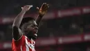 Pemain Athletic Bilbao, Inaki Williams, melakukan selebrasi setelah mencetak gol ke gawang Atletico Madrid pada laga semifinal Copa del Rey di Stadion San Mames, Jumat (1/3/2024). (AFP/Ander Gillenea)