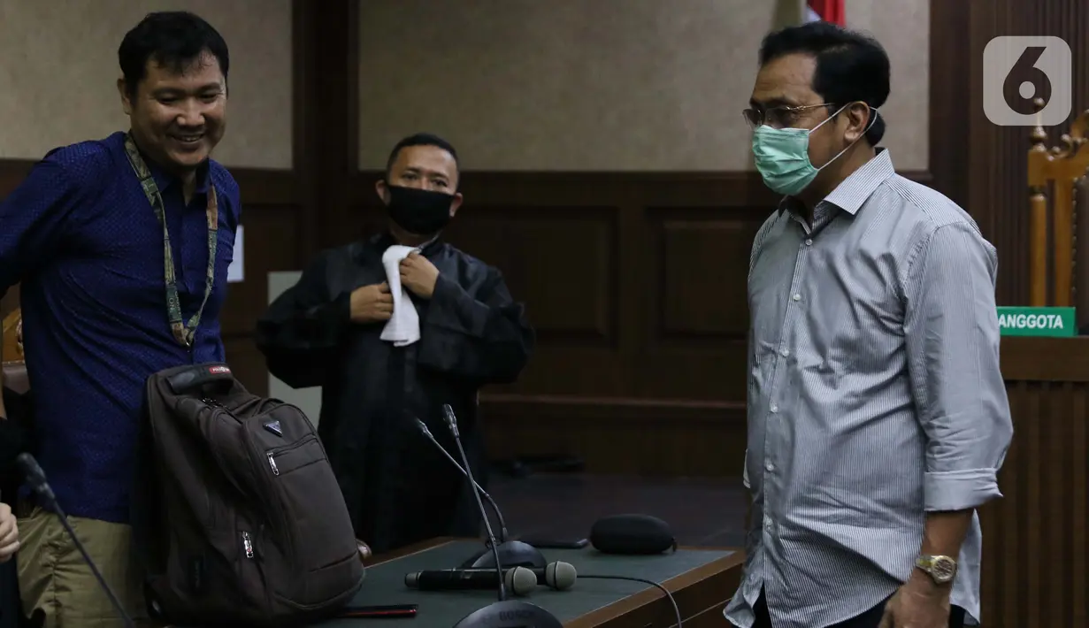 Terdakwa suap dan gratifikasi yang juga Gubernur nonaktif Kepulauan Riau (Kepri) Nurdin Basirun usai menjalani sidang pembacaan tuntutan di Pengadilan Tipikor Jakarta, Rabu (18/3/2020). Nurdin Basirun dituntut hukuman enam tahun penjara serta denda Rp250 juta. (Liputan6.com/Helmi Fithriansyah)