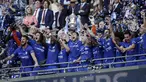 Para pemain Chelsea melakukan selebrasi usai menjuarai  Piala FA 2017-2018 dengan mengalahkan Manchester United di Stadion Wembley, Sabtu (19/5/2018). Chelsea menang 1-0 atas Manchester United. (AP/Tim Ireland)