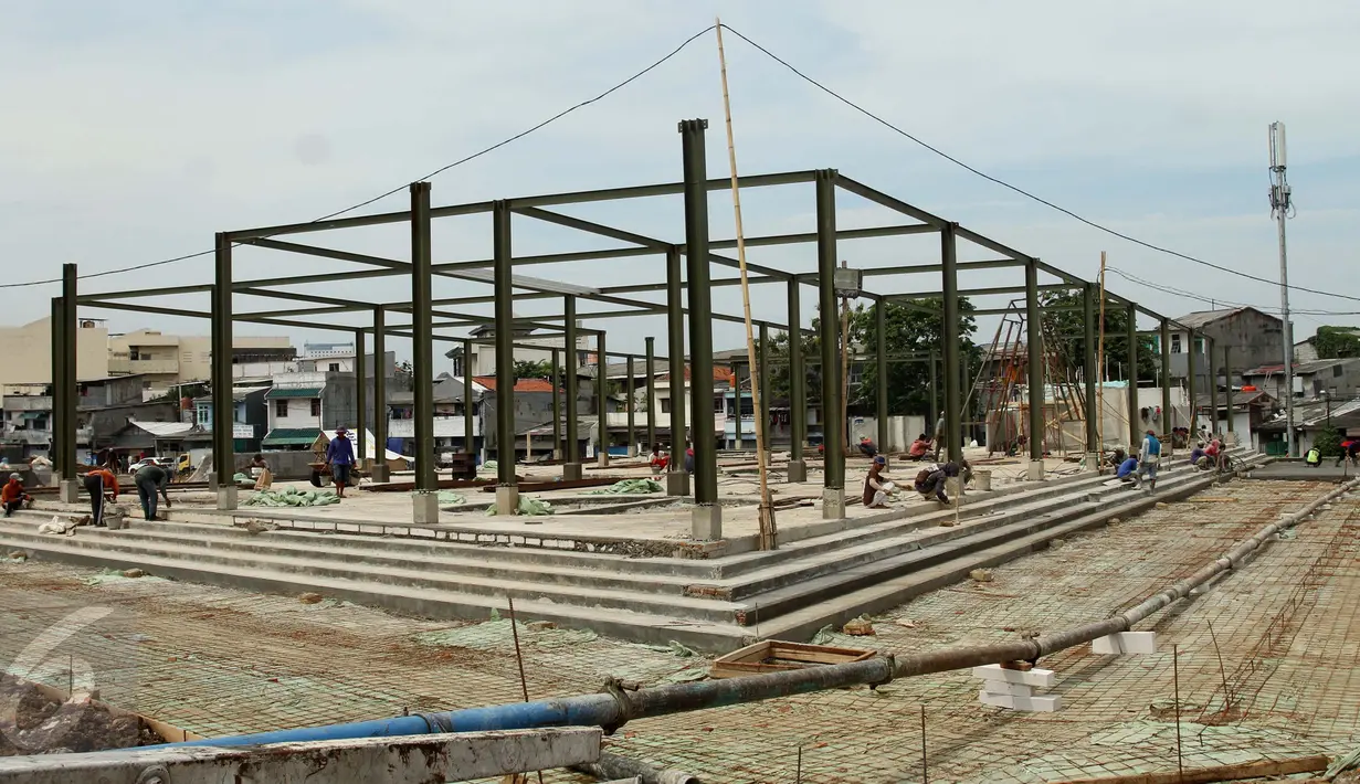 Pekerja menyelesaikan pembangunan taman kota bekas kawasan lokalisasi Kalijodo, Jakarta Barat, Kamis (13/10). Di lahan itu, Pemprov DKI akan membangun taman, skate park dan Ruang Publik Terpadu Ramah Anak (RPTRA). (Liputan6.com/Gempur M Surya)