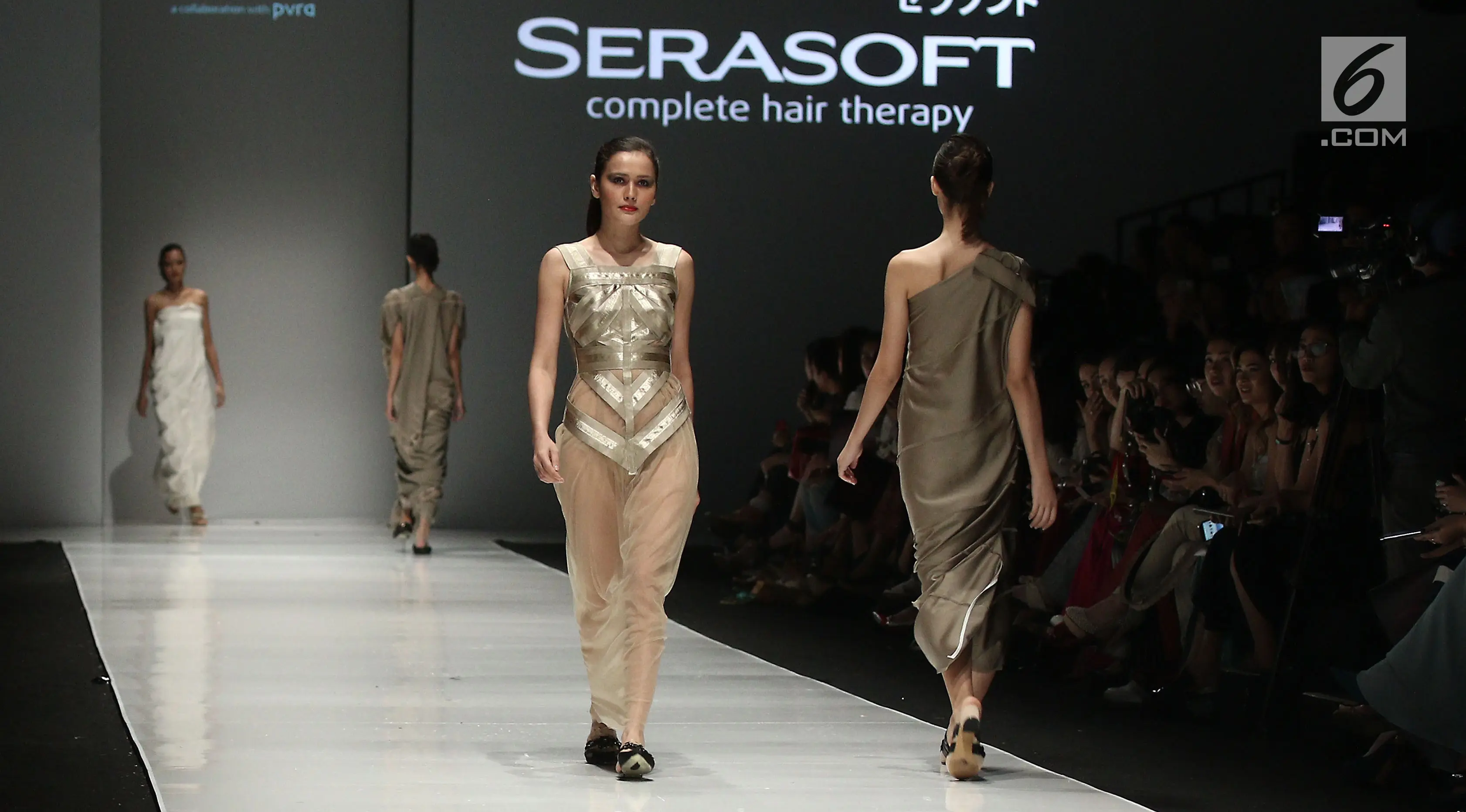 Sejumlah model membawakan busana karya Jeffry Tan yang berkolaborasi dengan shampo Serasoft di Jakarta Fashion Week (JFW) 2018 di Senayan City, Jakarta, Selasa (25/10). (Liputan6.com/Herman Zakharia)