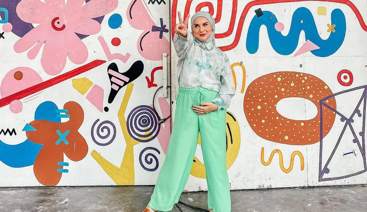 Melalui akun Instagram, Irish Bella sering kali mengunggah momen selama hamil. Menggunakan busana bertema hijau, penampilan wanita 26 tahun ini tak lepas dari perhatian netizen. (Liputan6.com/IG/@_irishbella _)