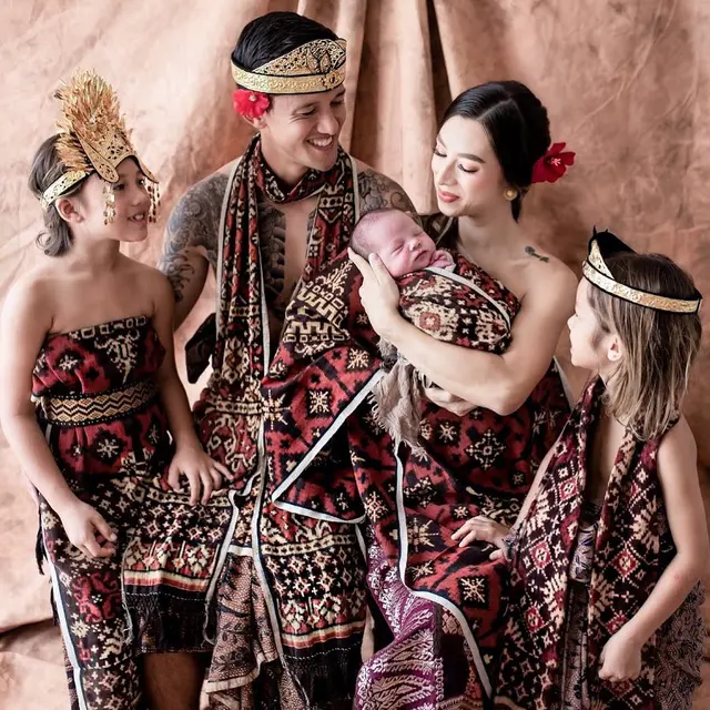 Potret 6 Selebriti Pakai Pakaian Adat Bali Sambut Hari Raya Nyepi, Anggun