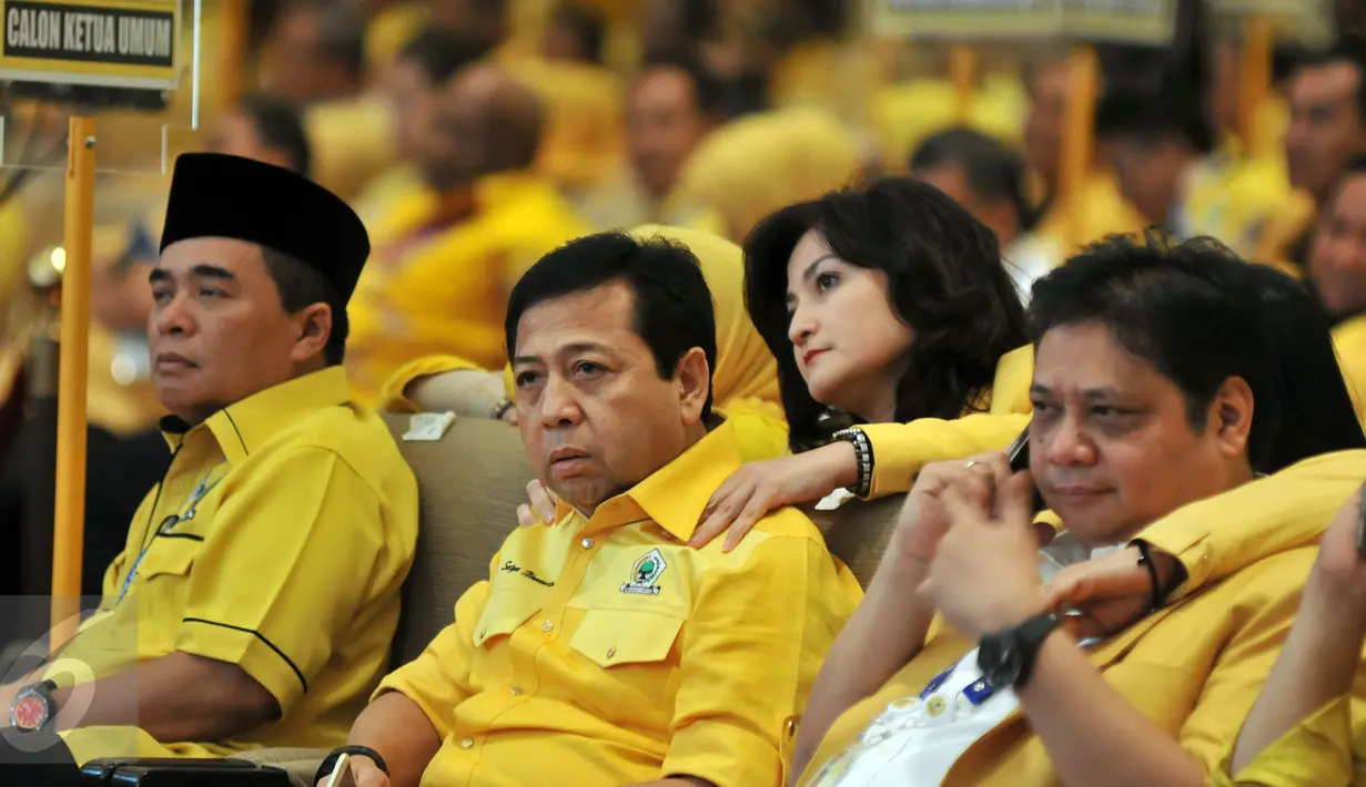 (Ki-ka) Ade Komarudin, Setya Novanto dan Airlangga Hartarto mengamati penghitungan suara dalam pemilihan Caketum Golkar di Munaslub Golkar, Bali, Selasa (17/5). Dalam voting, Setya Novanto terpilih menjadi Ketua Umum Golkar. (Liputan6.com/Johan Tallo)