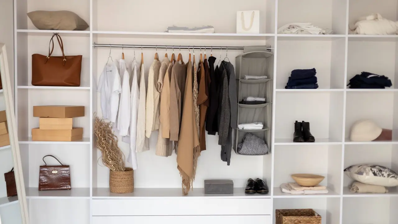 7 Timeless Outfit yang Wajib Dimiliki (photo by freepik.com)
