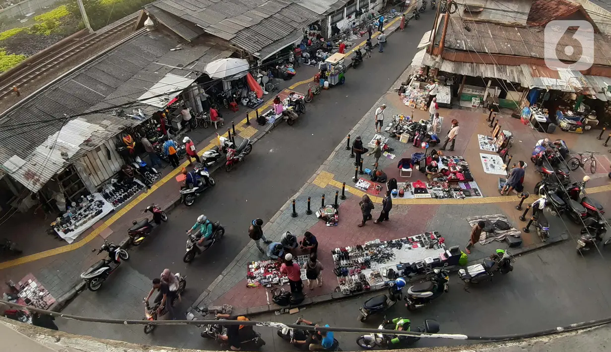Pedagang kaki lima menjajakan dagangannya di trotoar kawasan Kebayoran Lama, Jakarta, Jumat (15/5/2020). Kondisi ini menyulitkan pejalan kaki yang akan melintasi trotoar di kawasan tersebut. (Liputan6.com/Helmi Fithriansyah)