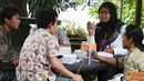Citizen6, Yogyakarta: Peserta berdiskusi untuk topik citizen jurnalism sambil makan siang. (Pengirim: Ady Permadi)
