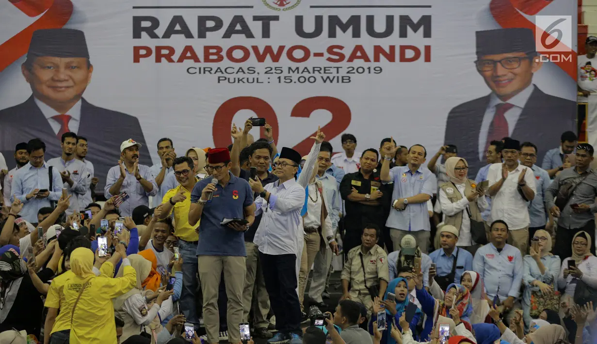 Calon Wakil Presiden nomor urut 02 Sandiaga Uno (peci merah) menyapa pendukungnya saat kampanye terbuka di Gelanggang Remaja Jakarta Utara, Senin (25/3). Ketua Umum PAN Zulkifli Hasan turut hadir mendampingi Sandiaga terkait acara kampanye terbuka di lokasi tersebut. (Liputan6.com/Faizal Fanani)