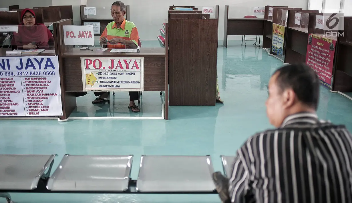 Suasana loket penjualan tiket di Terminal terpadu tipe A Pondok Cabe di Pamulang, Tangerang Selatan, Senin (31/12). Mulai 31 Desember ,  terminal yang memiliki luas keseluruhan mencapai 25.995 m2 tersebut resmi beroperasi. (Liputan6.com/Faizal Fanani)