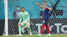 Kiper Swiss Yann Sommer bereaksi setelah pemain Prancis Kylian Mbappe gagal mencetak gol melalui penalti pada pertandingan babak 16 besar Euro 2020 di Stadion National Arena, Bucharest, Rumania, Selasa (29/6/2021). Swiss menyingkirkan Prancis usai menang 5-4 (3-3). (AP Photo/Vadim Ghirda, Pool)