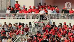 Presiden Joko Widodo menyapa penonton saat menyaksikan pertandingan Indonesia vs Irak dalam laga lanjutan Grup F Kualifikasi Piala Dunia 2026 zona Asia di Stadion Utama Gelora Bung Karno (GBK), Senayan, Jakarta, Kamis (6/6/2024). (Liputan6.com/Herman Zakharia)