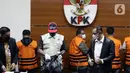 Petugas menunjukkan barang bukti hasil OTT Bupati Langkat, Terbit Rencana Perangin Angin saat rilis penahanan tersangka di Gedung KPK, Jakarta, Kamis (20/1/2022). KPK resmi menahan Bupati Langkat, Terbit Rencana Perangin Angin dan menyita uang sebesar Rp 786 juta. (Liputan6.com/Helmi Fithriansyah)