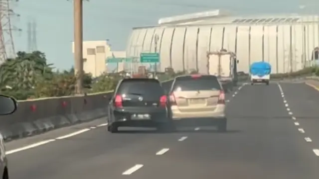 Video viral dua pengemudi saling pepet di tol akses Pelabuhan arah Priok.
