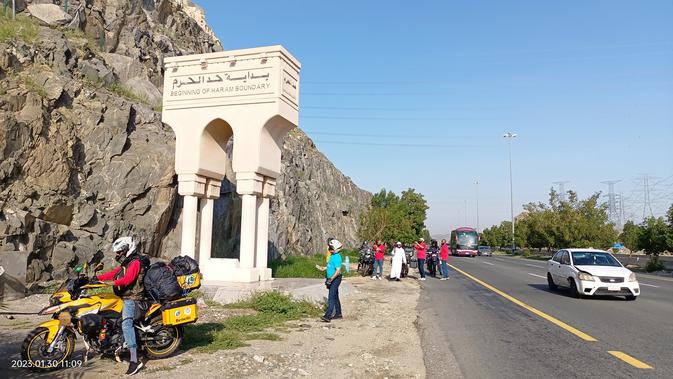 <p>Kelompok biker Cross Route Club saat tiba di perbatasan Tanah Suci. Dok: Foto milik peserta biker Jehangir Khan yang disebar oleh Cross Route Club di Facebook.</p>