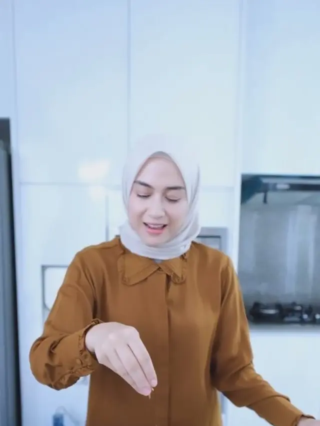 5 Potret Dapur Rumah Nina Zatulini, Berinterior Minimalis dengan Nuansa Putih