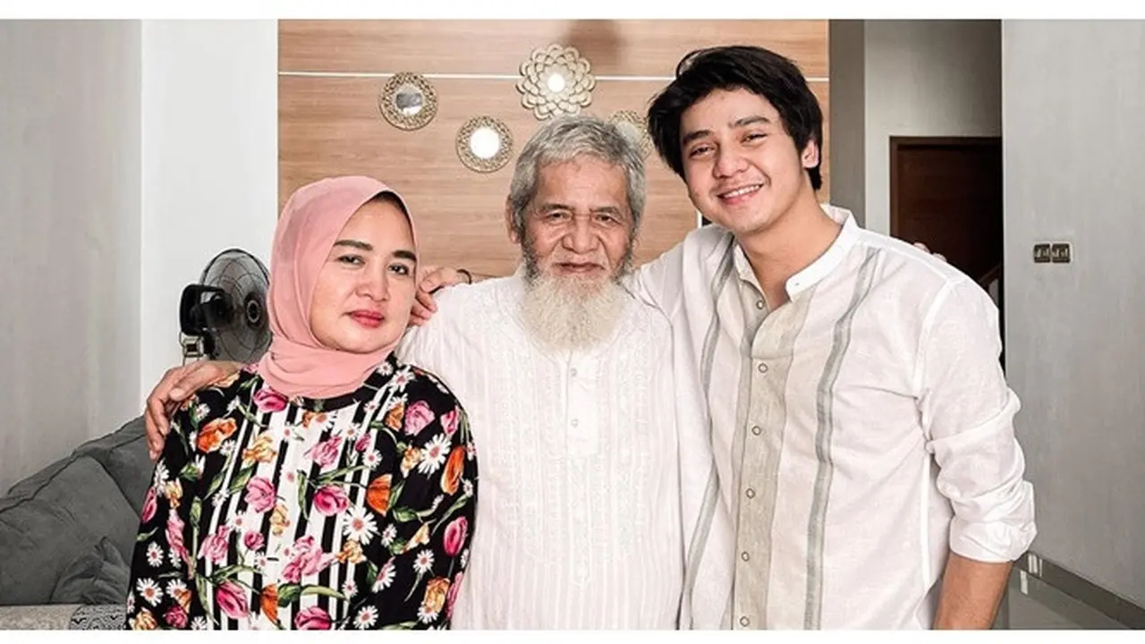 Ayahanda Meninggal Dunia, Ini 6 Potret Kenangan Arbani Yasiz Bersama Mendiang