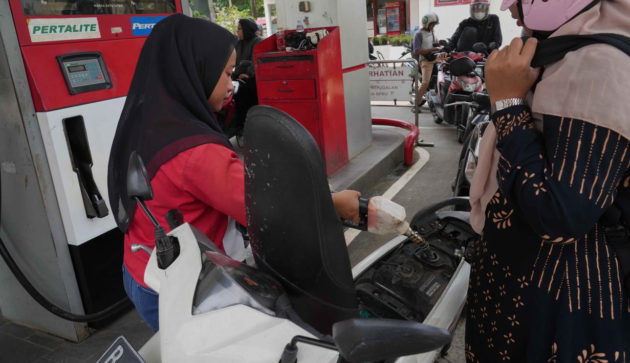 Seorang petugas mengisi tangki sepeda motor di sebuah Stasiun Pengisian Bahan Bakar Umum (SPBU) di pinggiran Jakarta, Senin 9 Maret 2026. Di tengah konflik Timur Tengah, pemerintah berencana meningkatkan infrastruktur penyimpanan hingga 3 bulan ke depan. (AP Photo/Tatan Syuflana)