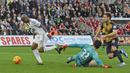 Pemain Swansea City, Andre Ayew berusaha melewati hadangan kiper Arsenal,  Petr Cech, dalam lanjutan Liga Premier Inggris di Stadion Liberty, Inggris, Sabtu (31/10/2015). (Reuters/Rebecca Naden)