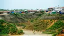 Anak-anak pengungsi Rohingya bermain sepak bola di Kamp Pengungsian Kutupalong, Ukhia, Bangladesh, Jumat (13/9/2019). Kamp ini didirikan secara tidak resmi pada tahun 1991 setelah ribuan orang Rohingya melarikan diri dari Operasi Pyi Thaya yang dilancarkan militer Burma. (MUNIR UZ ZAMAN/AFP)