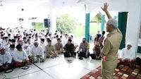Gubernur Jawa Tengah (Jateng) Ganjar Pranowo menyambangi Pondok Pesantren (Ponpes) Nurul Huda di di Langgongsari, Cilongok, Banyumas, Jateng.