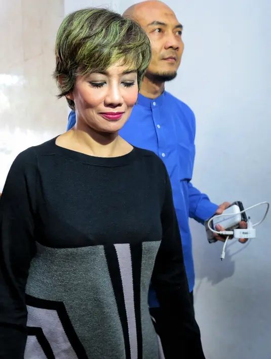 Meski banyak wartawan yang terus memberikan pertanyaan, Reza terus berjalan dan tidak mau menanggapi pertanyaan wartawan. Ia hanya mengumbar banyak senyum. (Adrian Putra/Bintang.com)