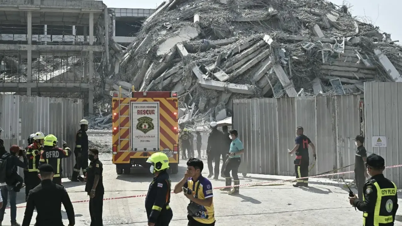 Tim penyelamat terlihat di lokasi konstruksi tempat sebuah bangunan runtuh di Bangkok pada 28 Maret 2025, setelah gempa bumi. (Dok: AFP/Lillian Suwanrumpha)