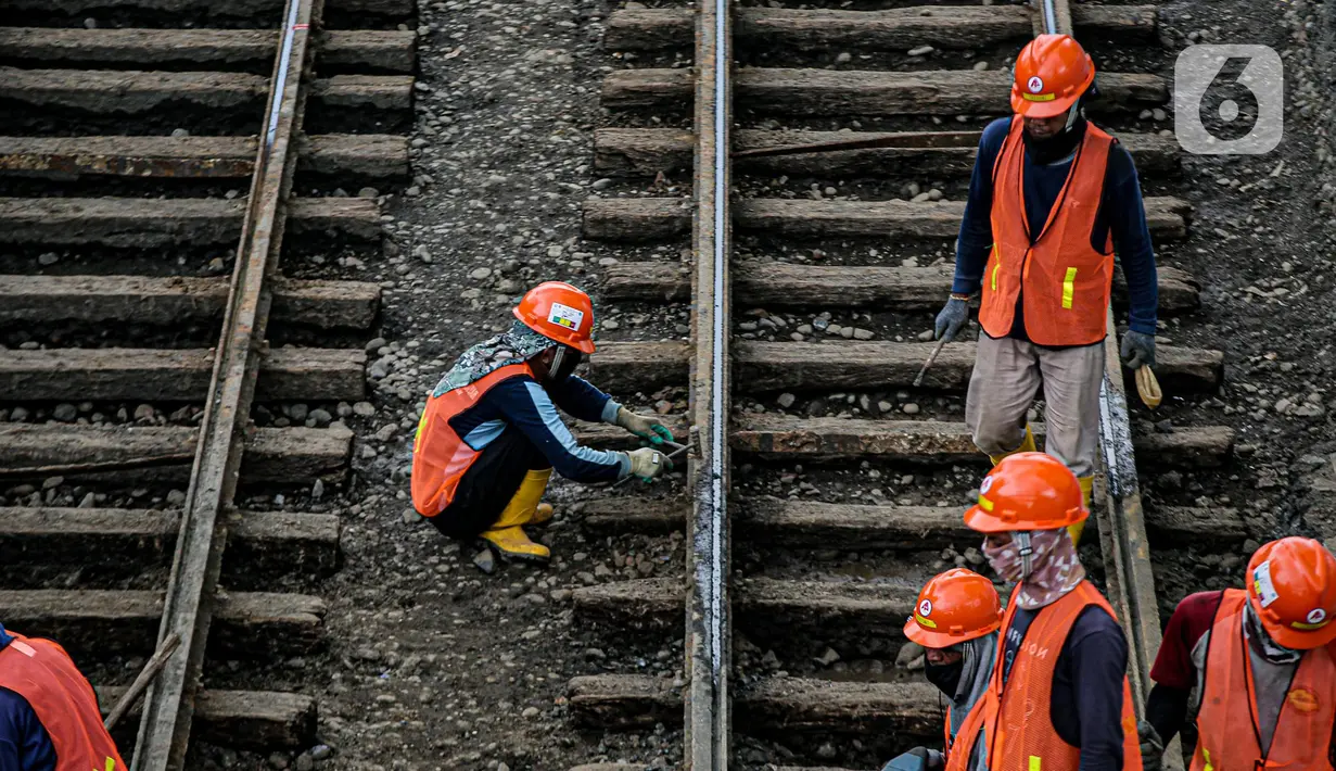Aktivitas pembongkaran aspal yang menutup jalur trem pada masa kolonial Belanda di lokasi proyek MRT Jakarta fase 2 di kawasan Jalan Gajah Mada, Jakarta, Rabu (9/11/2022). Rel trem ini merupakan rel kereta pertama dalam sistem perkeretapian di Indonesia yang dibangun pada tahun 1869 silam. (Liputan6.com/Faizal Fanani)