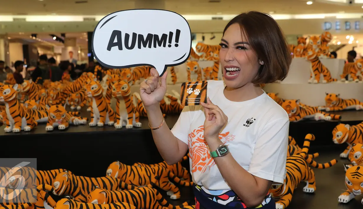 Ayu Dewi saat menghadiri jumpa pers kampanye populasi harimau di Senayan City, Jakarta, Jumat (29/7). WWF-Indonesia #DoubleTigers menggugah kepedulian publik akan populasi dan konservasi harimau. (Liputan6.com/Herman Zakharia)  