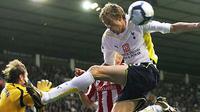 Striker Tottenham Hotspur, Peter Crouch ketika berlaga kontra Stoke City dalam lanjutan Liga Premier di White Hart Lane, London, 24 Oktober 2009. AFP PHOTO/Chris Ratcliffe
