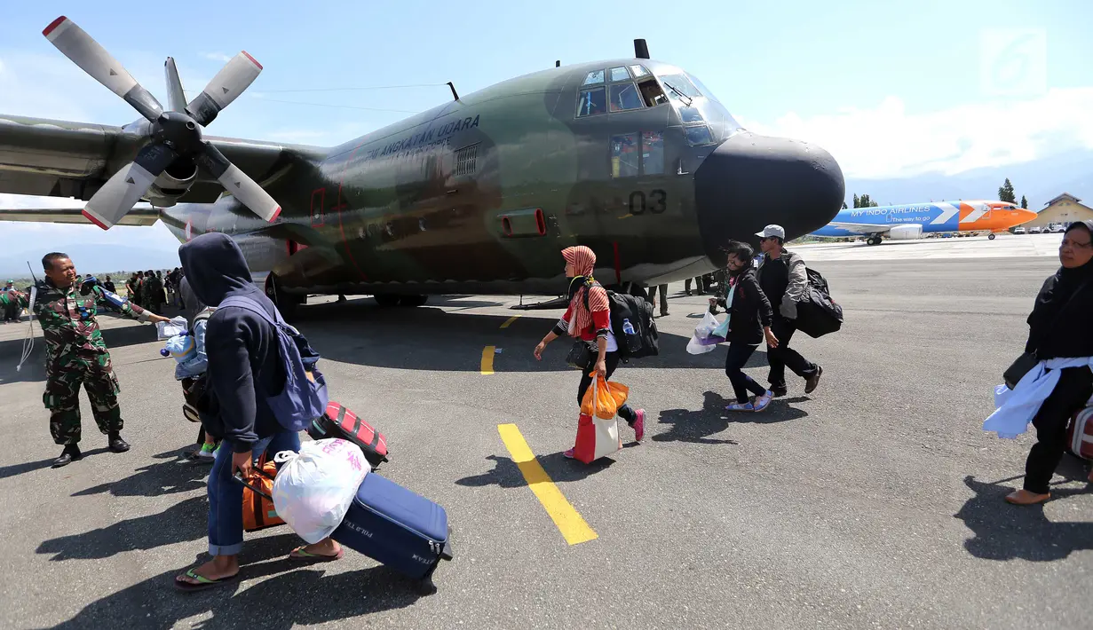 Warga Palu bersiap masuk ke pesawat Hercules TNI AU tujuan Makasar-Malang di Bandara Mutiara Sis Al-Jufri Palu, Sabtu (6/10). Ribuan warga Palu dan Donggala meninggalkan wilayah mereka yang terdampak gempa bumi dan tsunami. (Liputan6.com/Fery Pradolo)