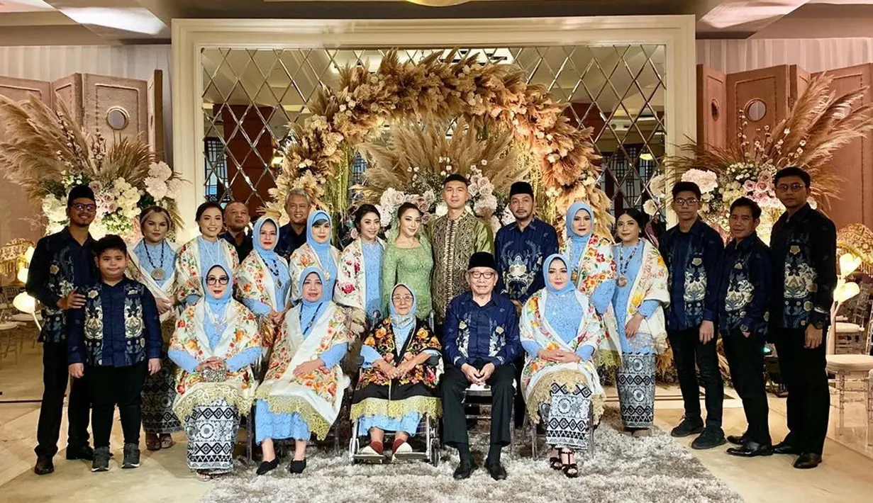 Berawal dari Nikita yang mengatakan alasannya menerima lamaran Indra. Menurutnya di usianya sekarang ini ia sudah memiliki jalan karier yang baik hingga akhirnya ingin membangun dunia baru, yakni pernikahan. (Instagram/rinadianatari)