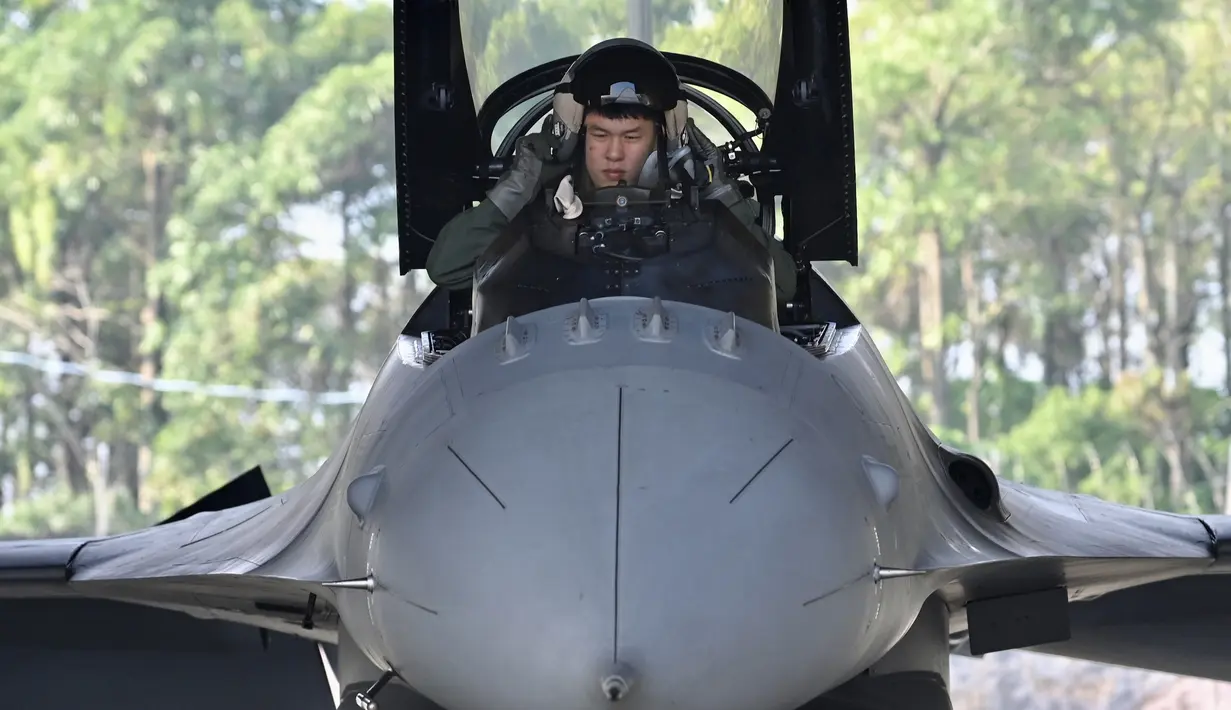 Pilot Angkatan Udara Taiwan bersiap dalam pesawat tempur F-16V buatan Amerika Serikat saat latihan militer di Kabupaten Chiayi, Taiwan, Rabu (15/1/2020). Kementerian Pertahanan Taiwan menggelar latihan militer untuk menunjukkan kemampuan mengamankan liburan Tahun Baru Imlek. (Sam Yeh/AFP)