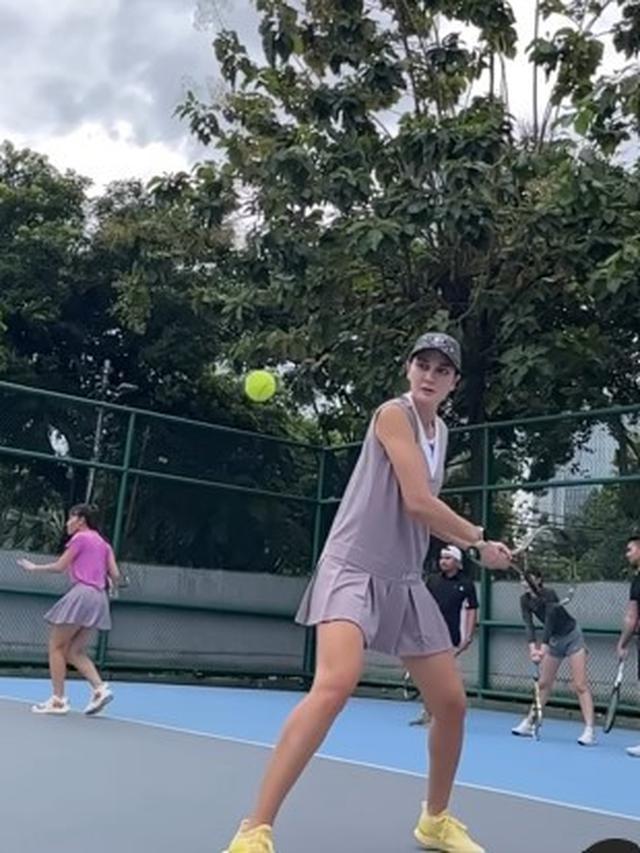 Luna Maya bermain tenis [Instagram/lunamaya]