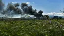 Asap hitam mengepul dari pabrik produksi biodiesel di Calahorra, Spanyol utara (26/5/2022). Polisi di Spanyol mengatakan ledakan di pabrik biodiesel telah menewaskan dua orang dan memaksa 250 anak dievakuasi dari daerah tersebut. (AP Photo/Alvaro Barrientos)