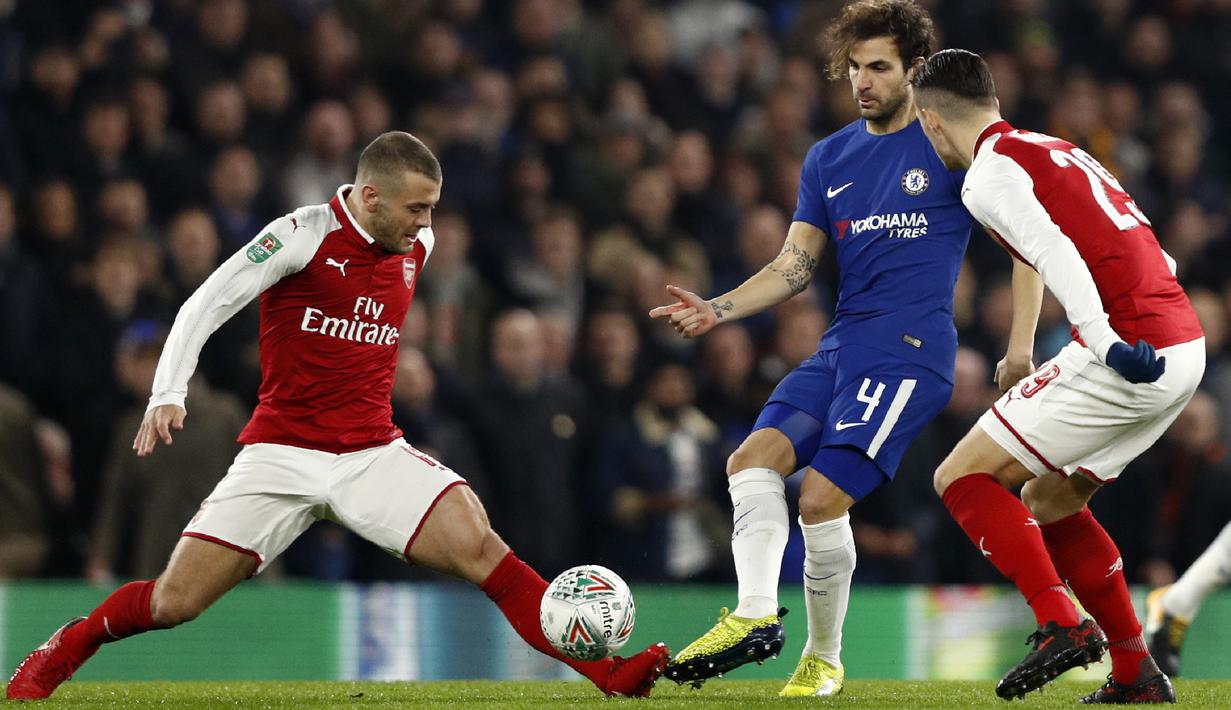 Pemain Chelsea, Cesc Fabregas (tengah) mencoba melewati adangan dua pemain Arsenal pada laga leg pertama semifinal Piala Liga Inggris di Stamford Bridge, London, (10/01/2018). Chelsea bermain imbang 0-0 lawan Arsenal. (AFP/Adrian Dennis)