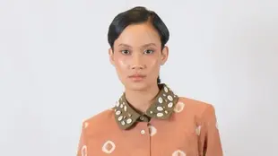 Eksplorasi busana membuat kain tradisional terasa lebih fleksibel untuk dikenakan generasi muda. (Foto/Dok: Tobatenun)
