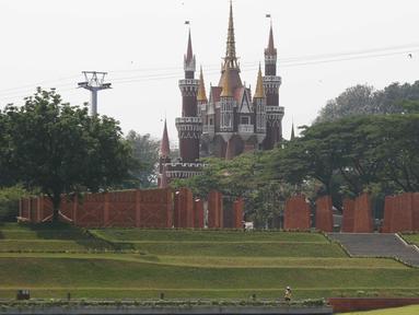 Pekerja melintas di area panggung budaya Taman Mini Indonesia Indah (TMII), Jakarta, Rabu (28/9/2022). Proses revitalisasi Taman Mini Indonesia Indah (TMII) itu telah mencapai 98 persen dan direncanakan akan menjadi salah satu lokasi KTT G20. (Liputan6.com/Herman Zakharia)